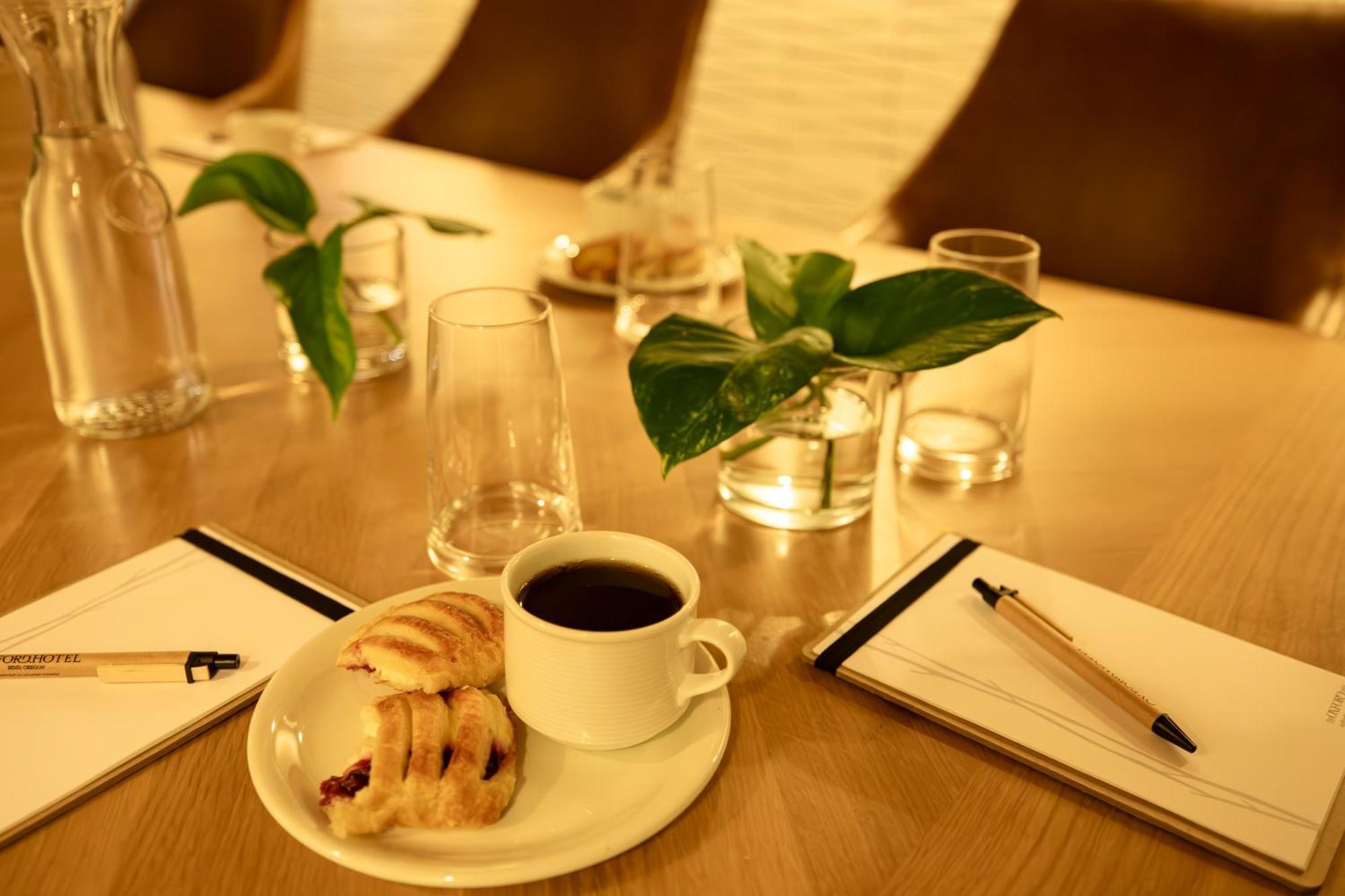 Oxford Hotel Bend Bagian luar foto